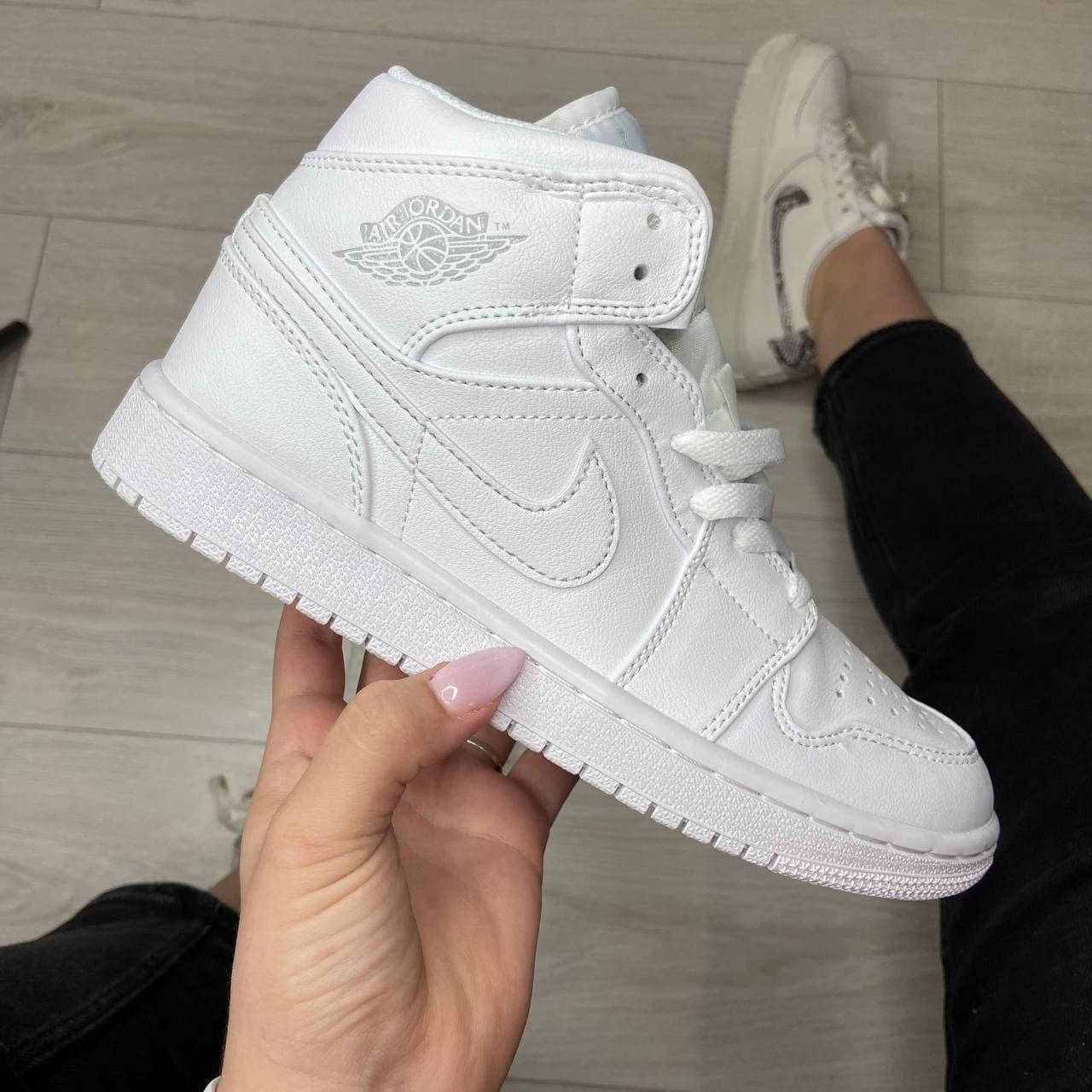 Кроссовки женские Nike Air Jordan 1 Retro White кеды повседневные кожанные найк аир джордан 1 ретро белые, Белый
Кроссовки женские Nike Air Jordan 1 Retro White кеды повседневные кожанные найк аир джордан 1 ретро белые, Белый