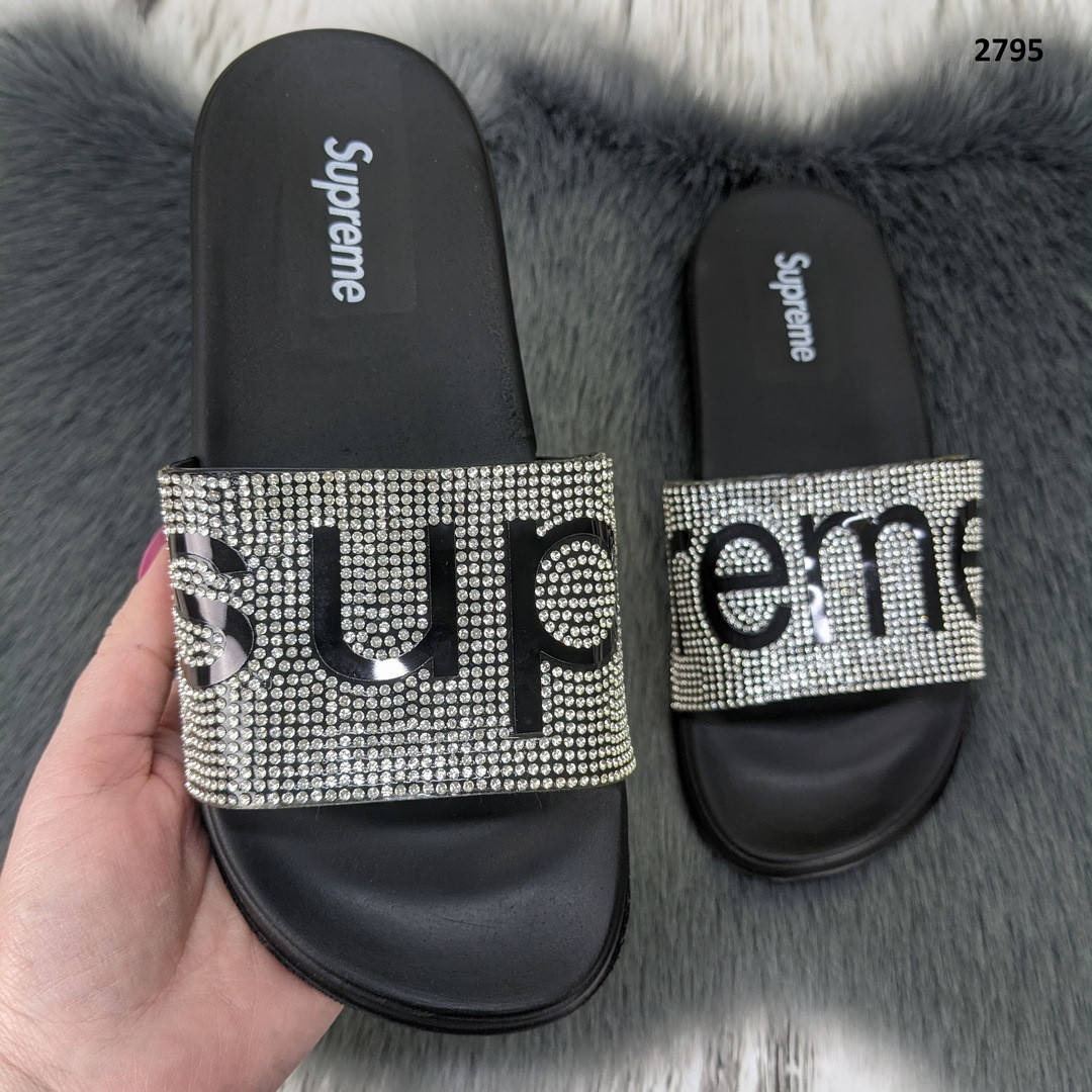 Женские шлепанцы черные со стразами с надписью на пенковой подошве
Женские шлепанцы черные со стразами с надписью на пенковой подошве