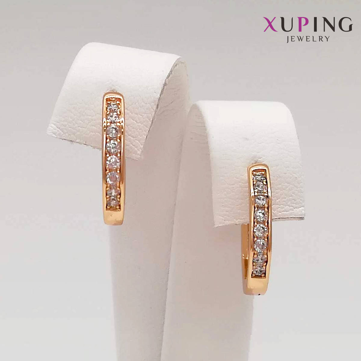 Серьги Xuping, размер 15х2 мм, белые фианиты (куб. цирконий), вес 3 г, позолота 18K, ХР00872 (1)
Серьги Xuping, размер 15х2 мм, белые фианиты (куб. цирконий), вес 3 г, позолота 18K, ХР00872 (1)