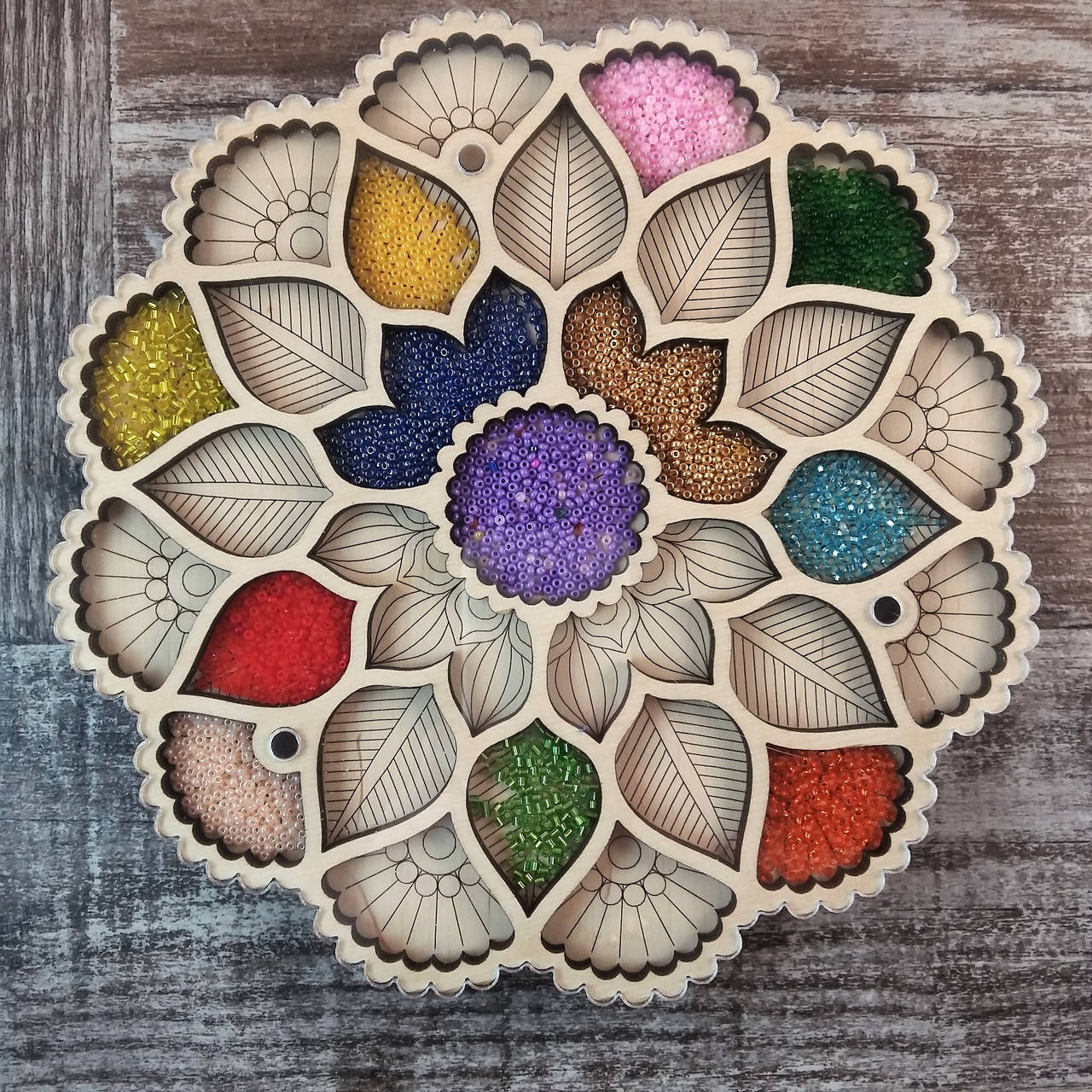 Деревянный органайзер для бисера с крышкой Shasheltoys размер 20х20 см (060130) 
Деревянный органайзер для бисера с крышкой Shasheltoys размер 20х20 см (060130)