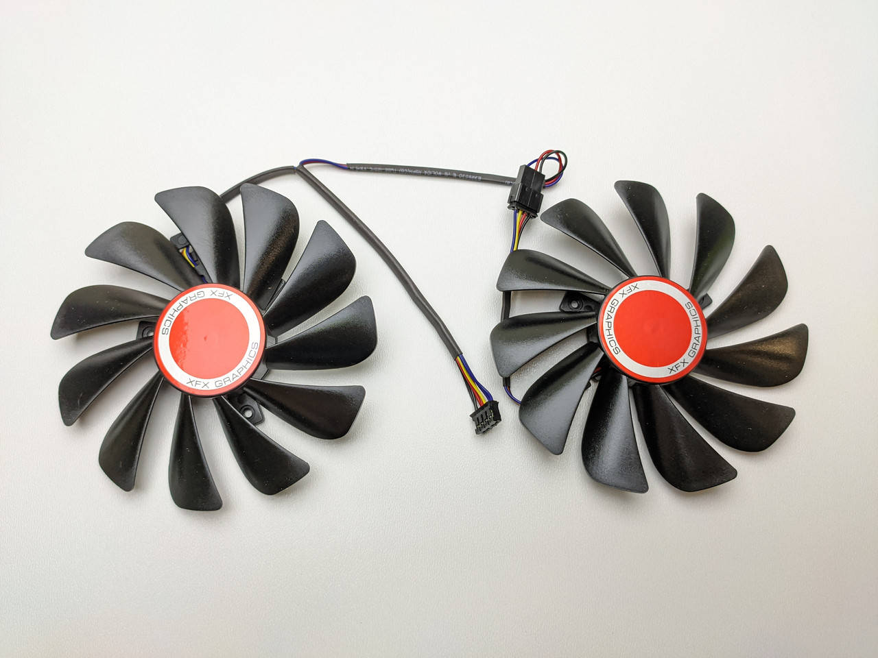 Кулер для видеокарты, комплект 2*95 мм XFX CF1010U12S (FDC10U12S9-C) крепление 39х39х39 мм 4 pin
Кулер для видеокарты, комплект 2*95 мм XFX CF1010U12S (FDC10U12S9-C) крепление 39х39х39 мм 4 pin