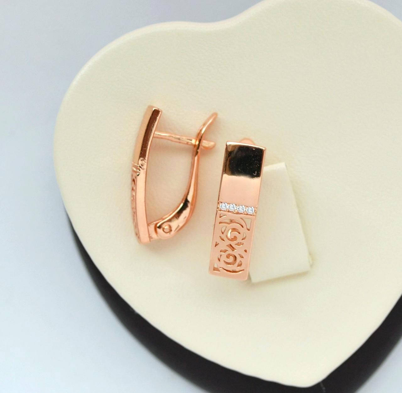 Серьги Дуга резная покрытие золотом 18к. с белыми кристаллами.
Серьги Дуга резная покрытие золотом 18к. с белыми кристаллами.