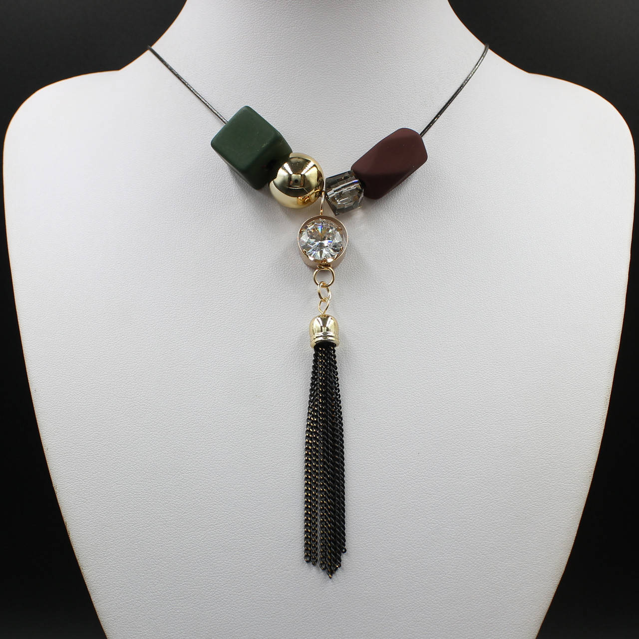 Колье на металлической золотисто чёрной цепочке с деревянными элементами с кисточкой длина 70 см
Колье на металлической золотисто чёрной цепочке с деревянными элементами с кисточкой длина 70 см