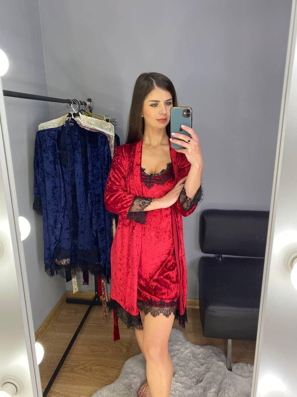 Велюровая ночнушка с халатом
Велюровая ночнушка с халатом