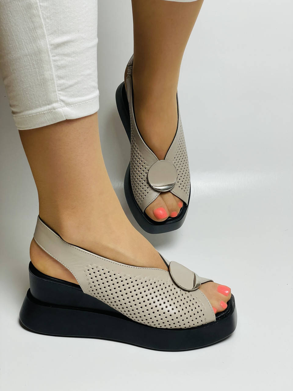 Evromoda. Турция. Женские босоножки на танкетке. Натуральная кожа. Турция. Размер 37 38 39 40
Evromoda. Турция. Женские босоножки на танкетке. Натуральная кожа. Турция. Размер 37 38 39 40
