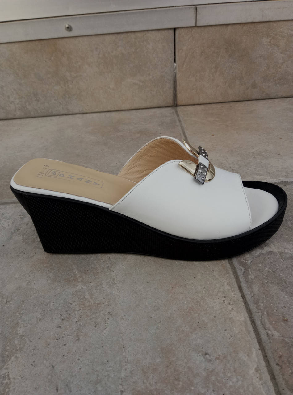 Шлепанцы белые кожаные на черной танкетке 39 
Шлепанцы белые кожаные на черной танкетке 39