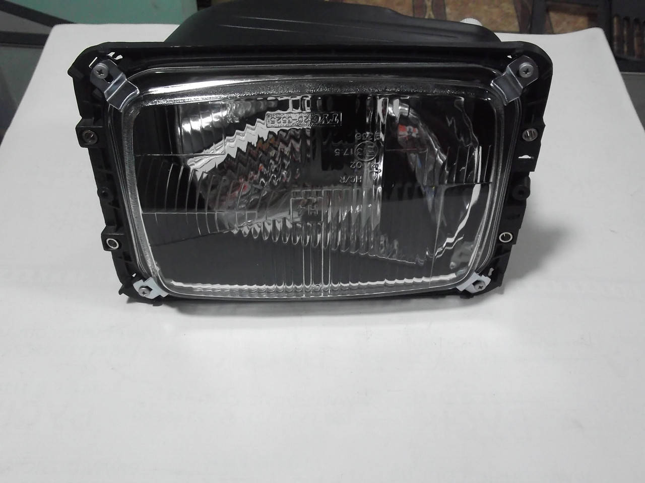 Фара передняя правая Mercedea Benz 207-410
Фара передняя правая Mercedea Benz 207-410