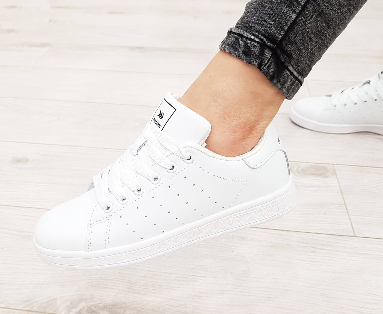 Белые женские кожаные кроссовки кеды эко кожа в стиле Adidas Stan Smith красивые удобные модные 38 размер 2022, Белый
Белые женские кожаные кроссовки кеды эко кожа в стиле Adidas Stan Smith красивые удобные модные 38 размер 2022, Белый