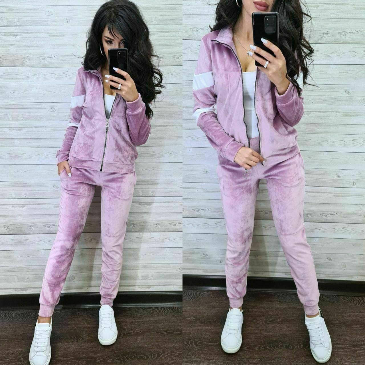 Стильный велюровый костюм
Стильный велюровый костюм