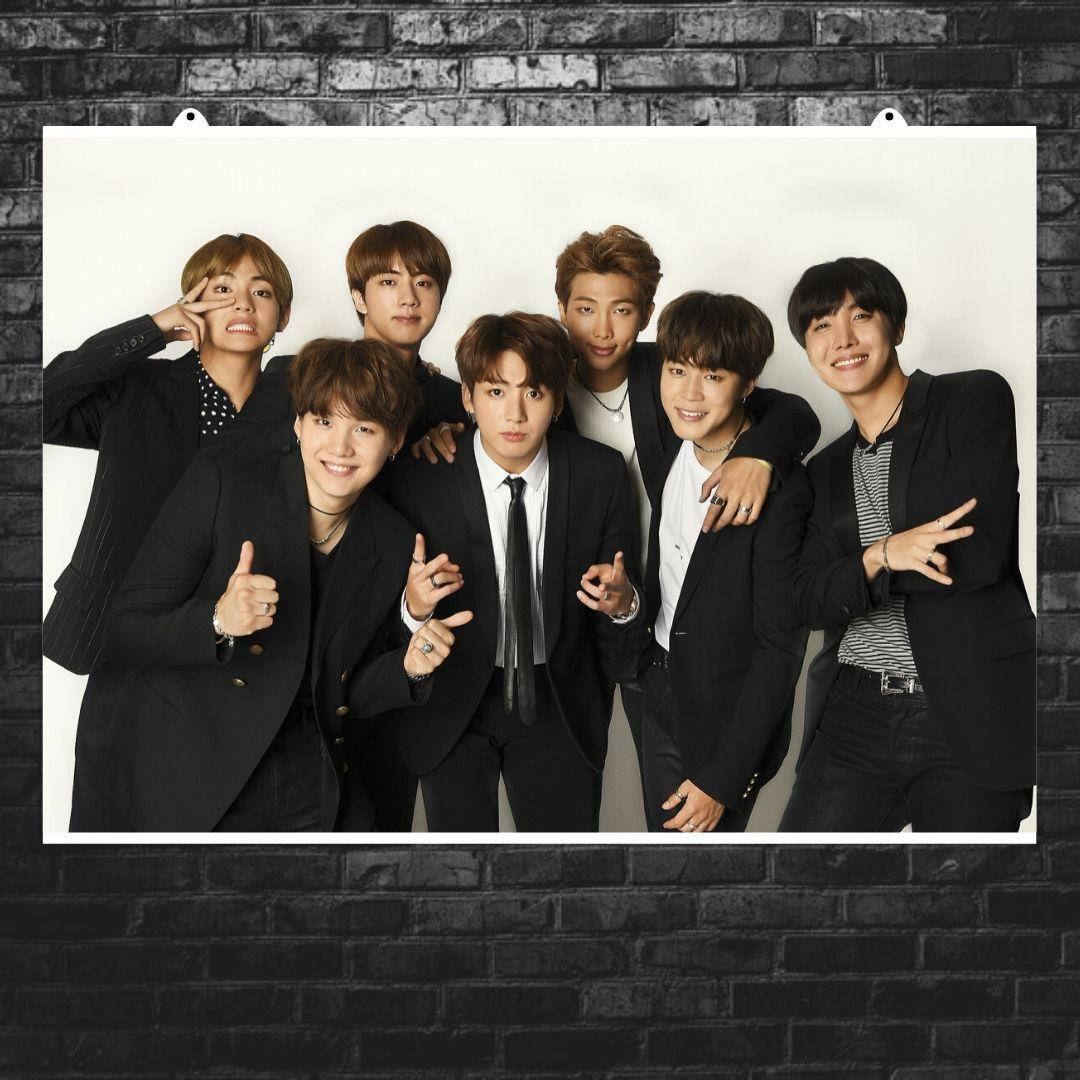 Постер "BTS, на белом фоне в чёрных костюмах". Bangtan Boys, кпоп. Размер 106x75см (A0). Матовая бумага
Постер "BTS, на белом фоне в чёрных костюмах". Bangtan Boys, кпоп. Размер 106x75см (A0). Матовая бумага