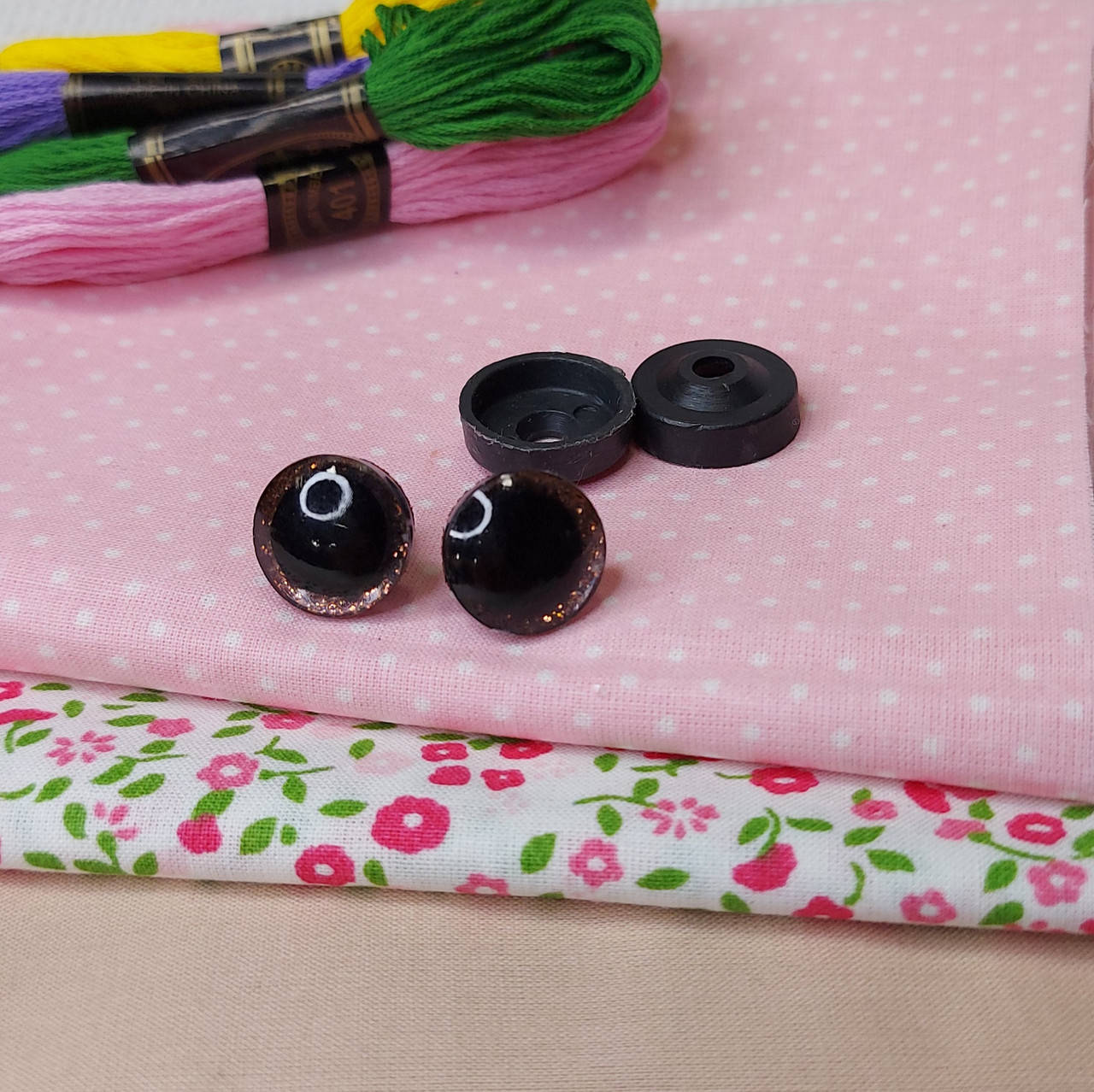 Глазки блестящие безопасные с креплением цвет коричневый d-12 мм,
Глазки блестящие безопасные с креплением цвет коричневый d-12 мм,