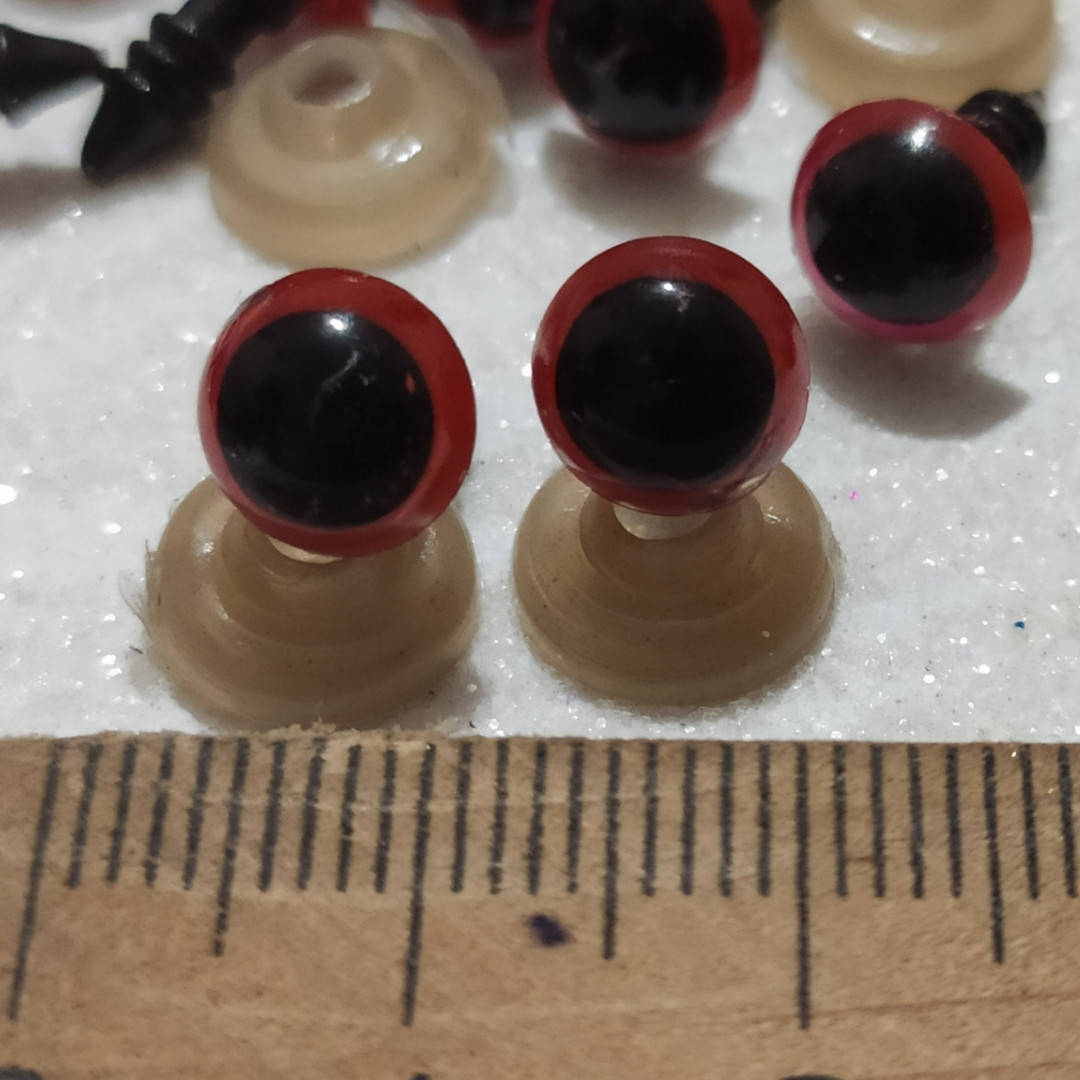 Глаза пластиковые литые с фиксатором , круглые 8 мм
Глаза пластиковые литые с фиксатором , круглые 8 мм