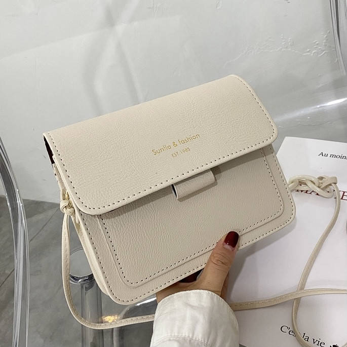 Женская классическая сумочка кросс-боди на ремешке молочная белая, Молочный
Женская классическая сумочка кросс-боди на ремешке молочная белая, Молочный