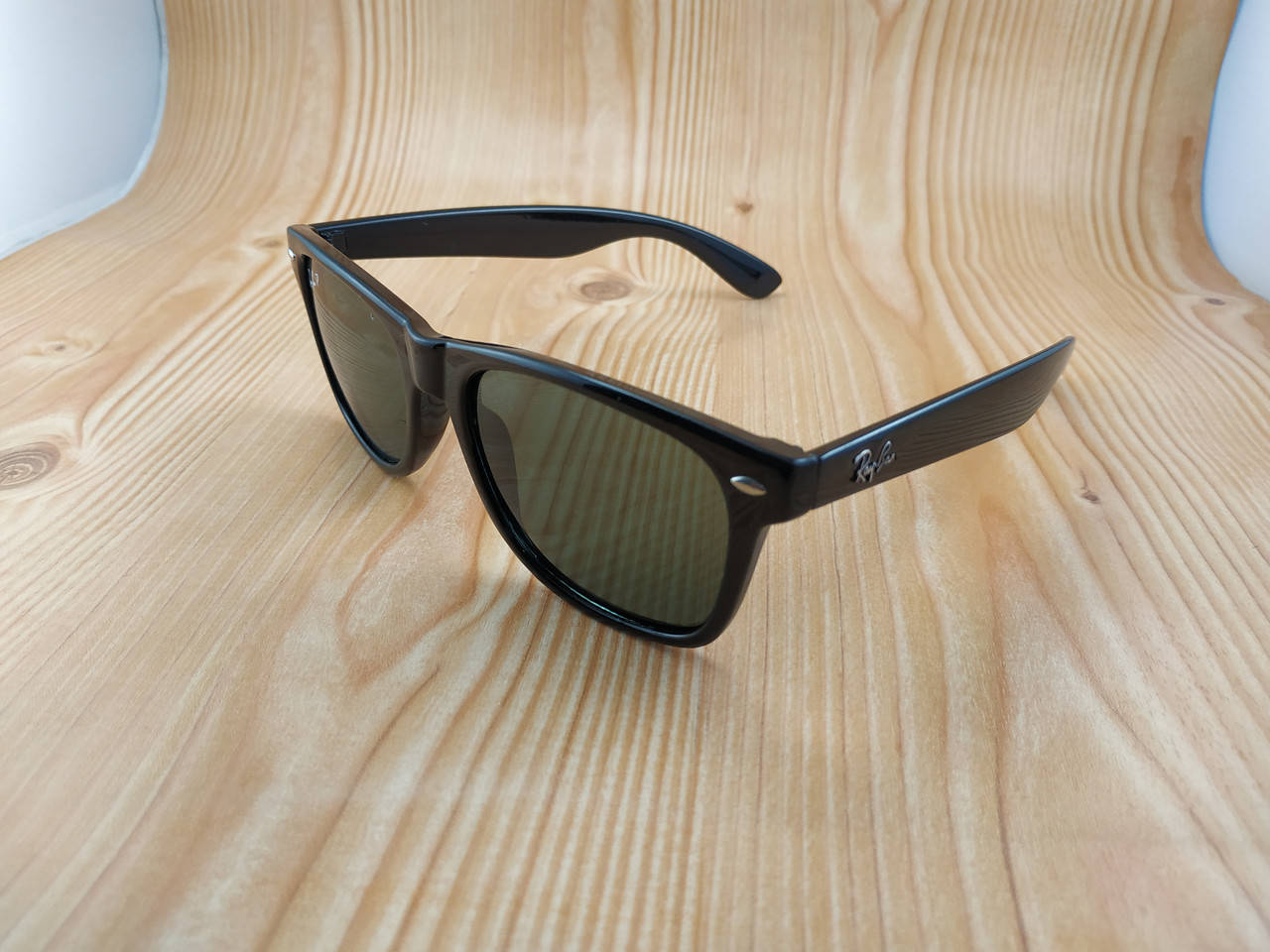 Солнцезащитные очки Ray Ban Wayfarer - глянцевые, Черный 
Солнцезащитные очки Ray Ban Wayfarer - глянцевые, Черный