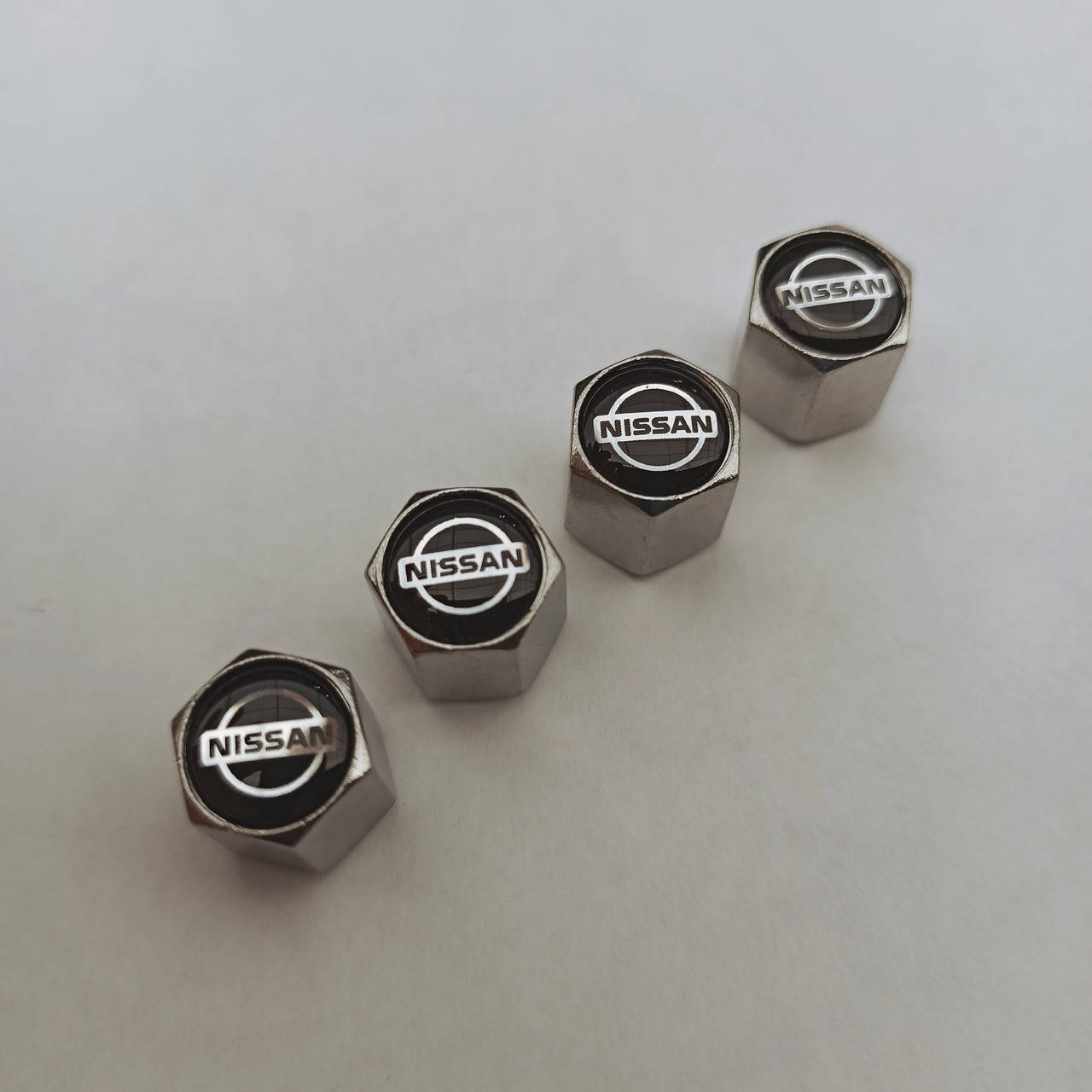 Колпачки на ниппеля Nissan 
Колпачки на ниппеля Nissan