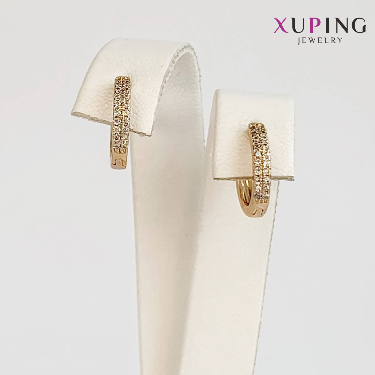 Серьги Xuping, размер 12х2 мм, белые фианиты (куб. цирконий), вес 1 г, позолота 18K, ХР01077 (1)
Серьги Xuping, размер 12х2 мм, белые фианиты (куб. цирконий), вес 1 г, позолота 18K, ХР01077 (1)