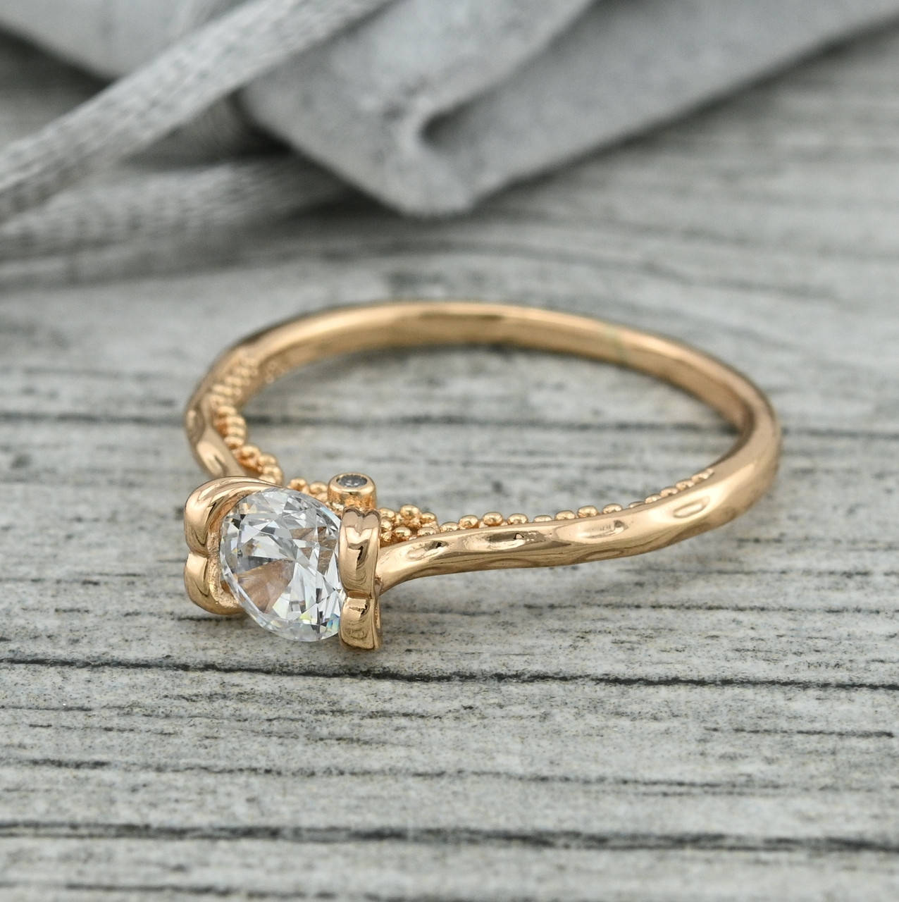 Кольцо Королевский шарм 37105 ширина 6 мм белые фианиты позолота 18К размер 20