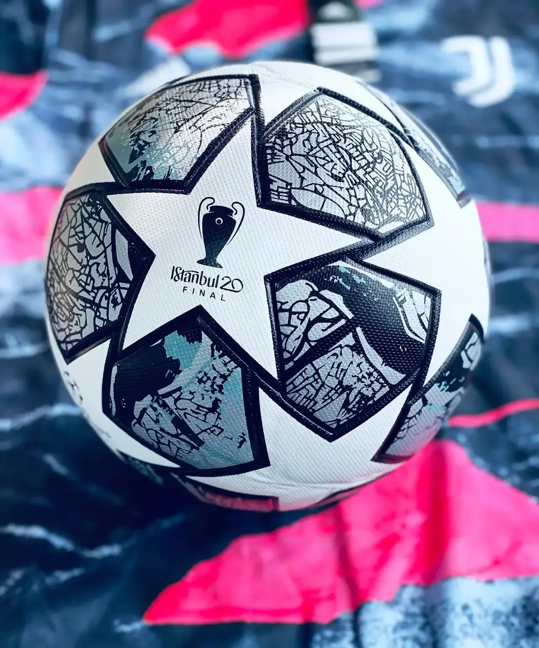 Футбольный мяч Adidas Champions League Finale Competition лига чемпионов размер 5 мяч для футбола
Футбольный мяч Adidas Champions League Finale Competition лига чемпионов размер 5 мяч для футбола