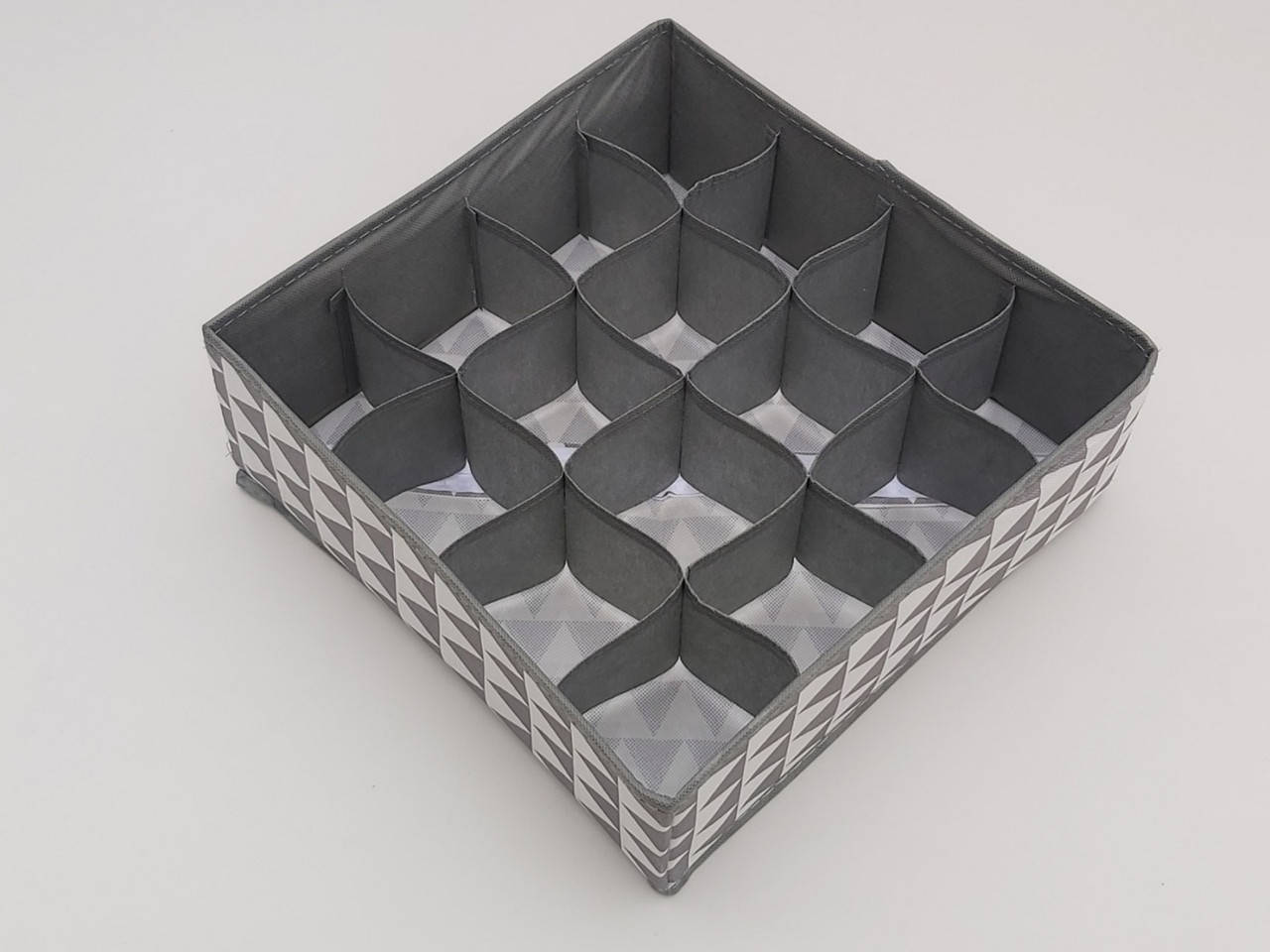 Органайзер 32×32×12 см на 16 отделений для хранения нижнего белья и мелких предметов одежды. Цвет серый.
Органайзер 32×32×12 см на 16 отделений для хранения нижнего белья и мелких предметов одежды. Цвет серый.