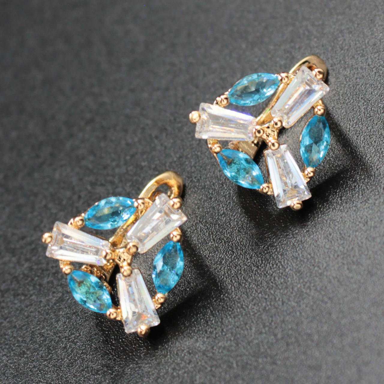 Серьги женские золотистого цвета Xuping Jewelry с бирюзовыми и белыми кристаллами 24K
Серьги женские золотистого цвета Xuping Jewelry с бирюзовыми и белыми кристаллами 24K