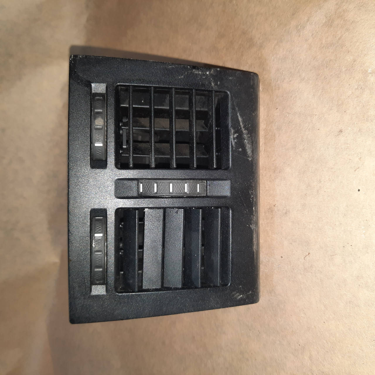 Дефлектор задний в подлокотник Skoda Octavia A5 Шкода Октавия А5 2008-2013, 1Z0819203
Дефлектор задний в подлокотник Skoda Octavia A5 Шкода Октавия А5 2008-2013, 1Z0819203