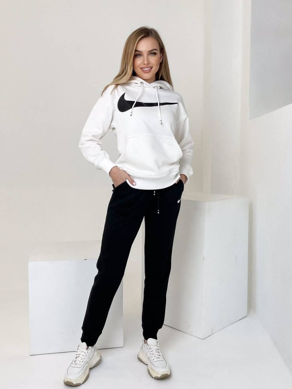 Женский спортивный костюм Nike кофта кенгуру молочная и чёрные штаны 42 44 46 48 46, Разные цвета
Женский спортивный костюм Nike кофта кенгуру молочная и чёрные штаны 42 44 46 48 46, Разные цвета