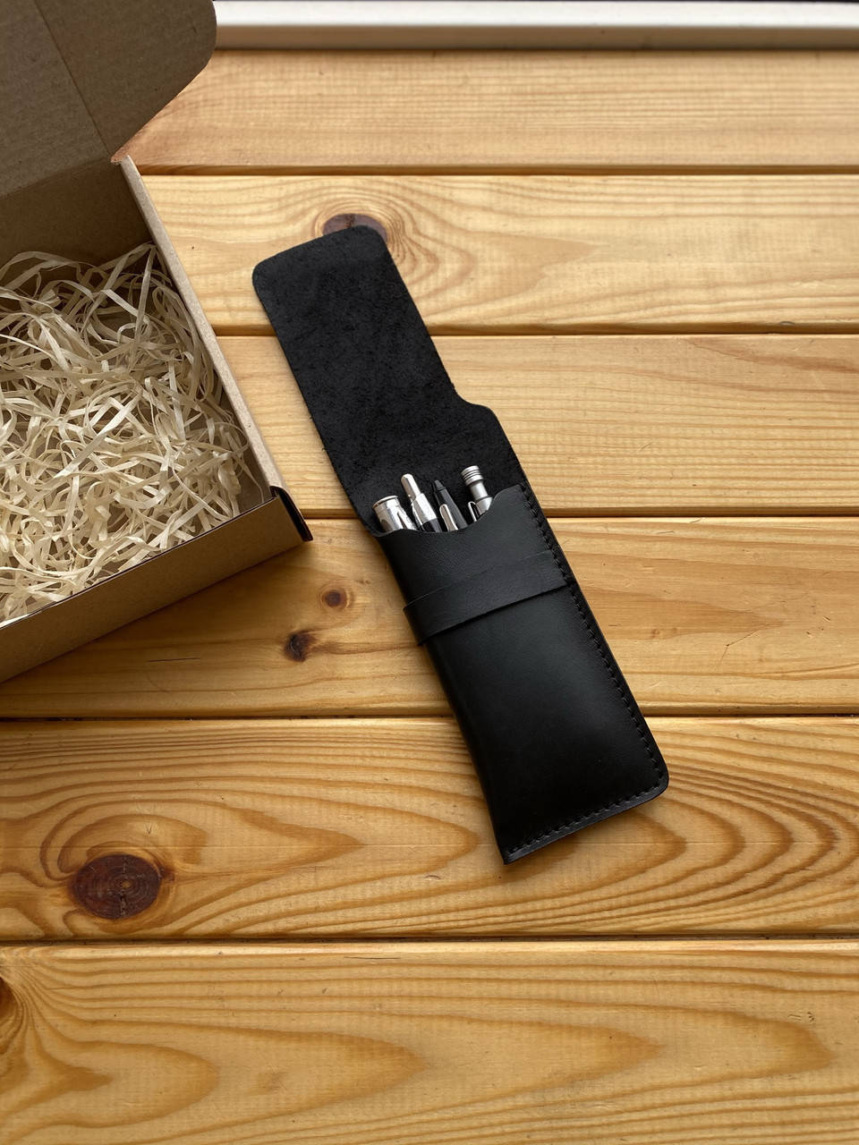 Кожаный пенал для ручек черный
Кожаный пенал для ручек черный