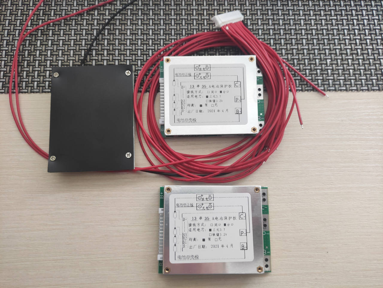 BMS Li-ion 13S 48V 35A Li-Ion Плата защиты заряда разряда БМС контроллер с балансировкой 48 Вольт,35 ампер
BMS Li-ion 13S 48V 35A Li-Ion Плата защиты заряда разряда БМС контроллер с балансировкой 48 Вольт,35 ампер