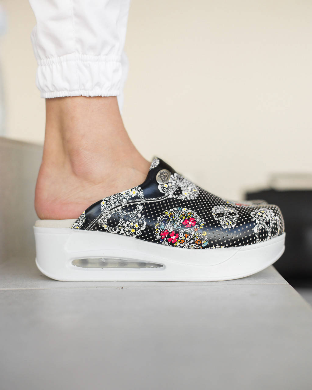 Медицинская обувь сабо "Череп" с подошвой AIR MAX
Медицинская обувь сабо "Череп" с подошвой AIR MAX