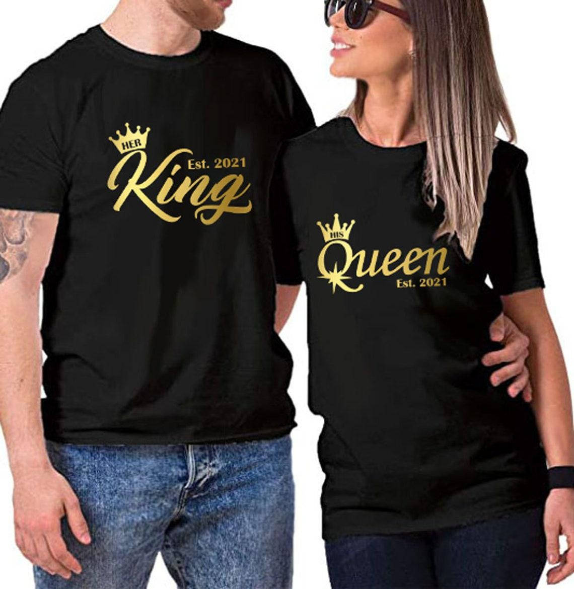 Парные футболки. Мужская и женская футболка King Queen Ваша дата, персоналазация для Влюблённых
Парные футболки. Мужская и женская футболка King Queen Ваша дата, персоналазация для Влюблённых