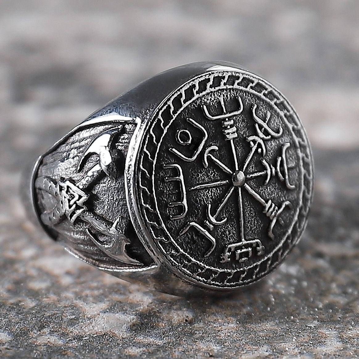 Мужское стальное кольцо VEGVISIR перстень из медицинской нержавеющей стали 316L с Компасом викингов
Мужское стальное кольцо VEGVISIR перстень из медицинской нержавеющей стали 316L с Компасом викингов