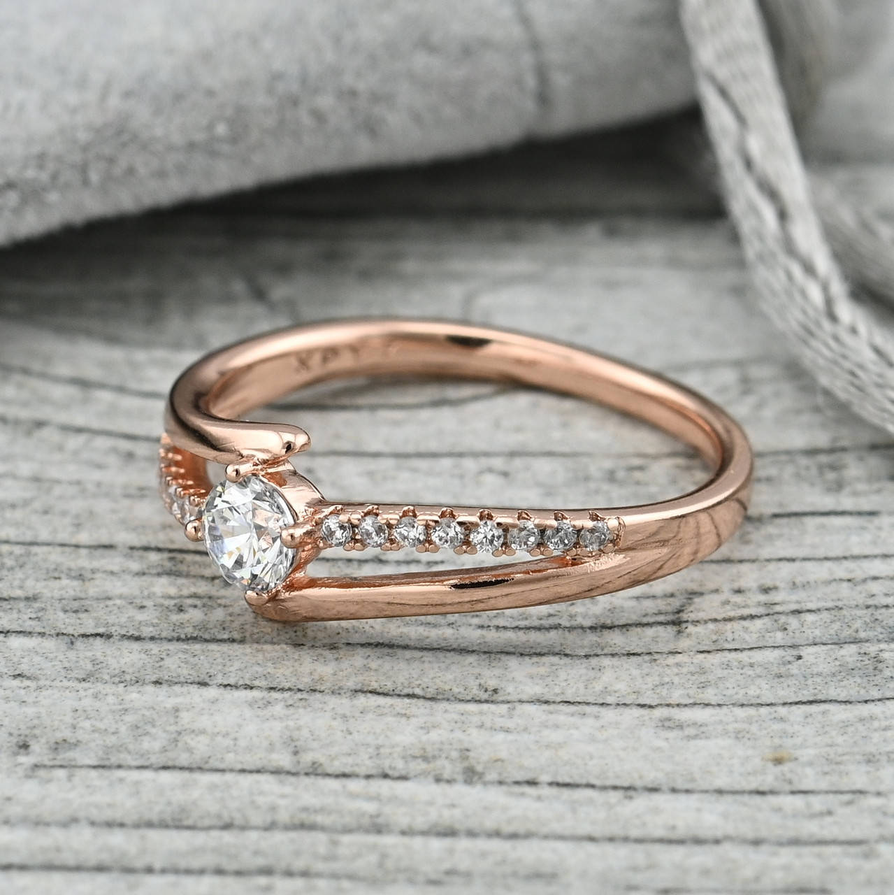 Кольцо Мадейра 36511 ширина 7 мм белые фианиты позолота РО размер 20