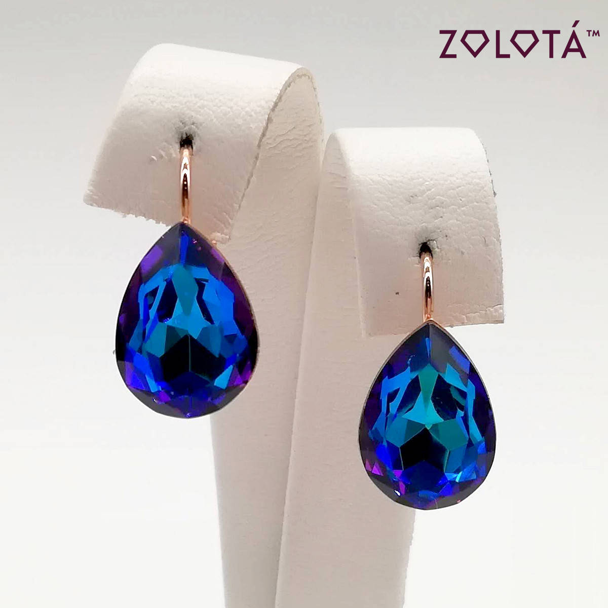 Серьги Zolota, размер 20х10 мм, кристаллы Swarovski сине-фиолетового цвета, вес 4 г, позолота PO, ЗЛ01067 (1)
Серьги Zolota, размер 20х10 мм, кристаллы Swarovski сине-фиолетового цвета, вес 4 г, позолота PO, ЗЛ01067 (1)