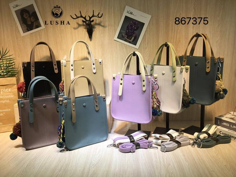 Сумочка женская стильная на молнии с брелком и двумя ремешками в разных цветах Lusha, Разные цвета
Сумочка женская стильная на молнии с брелком и двумя ремешками в разных цветах Lusha, Разные цвета