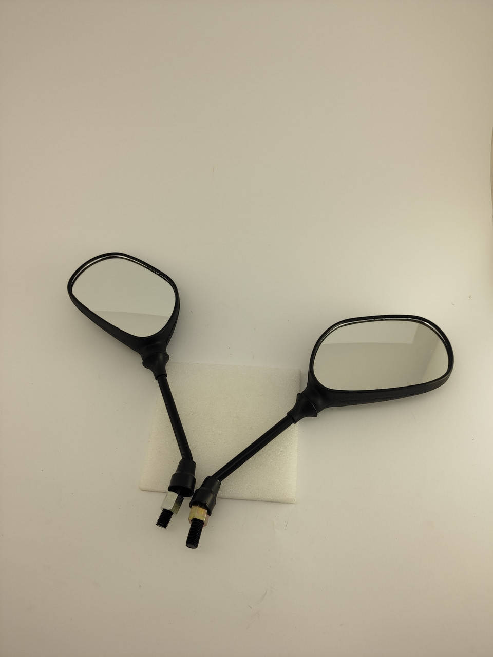 Зеркала скутера Yamaha 10мм (левая и правая резьба)
Зеркала скутера Yamaha 10мм (левая и правая резьба)