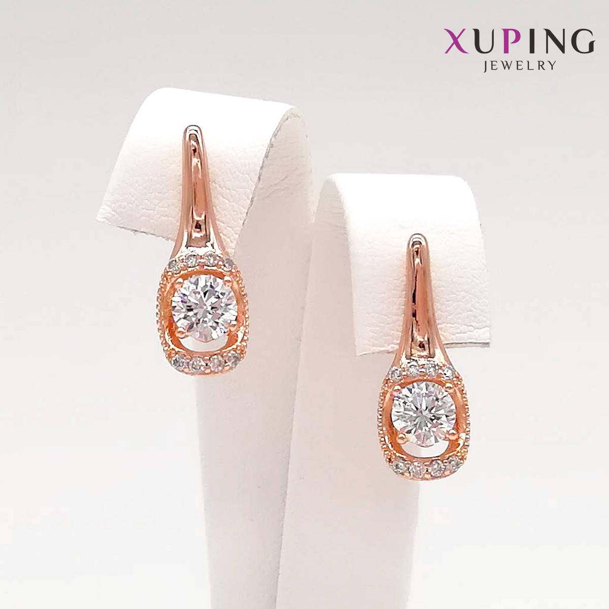 Серьги Xuping, размер 20х7 мм, белые фианиты (куб. цирконий), вес 2,8 г, позолота PO, ХР00816 (1)
Серьги Xuping, размер 20х7 мм, белые фианиты (куб. цирконий), вес 2,8 г, позолота PO, ХР00816 (1)