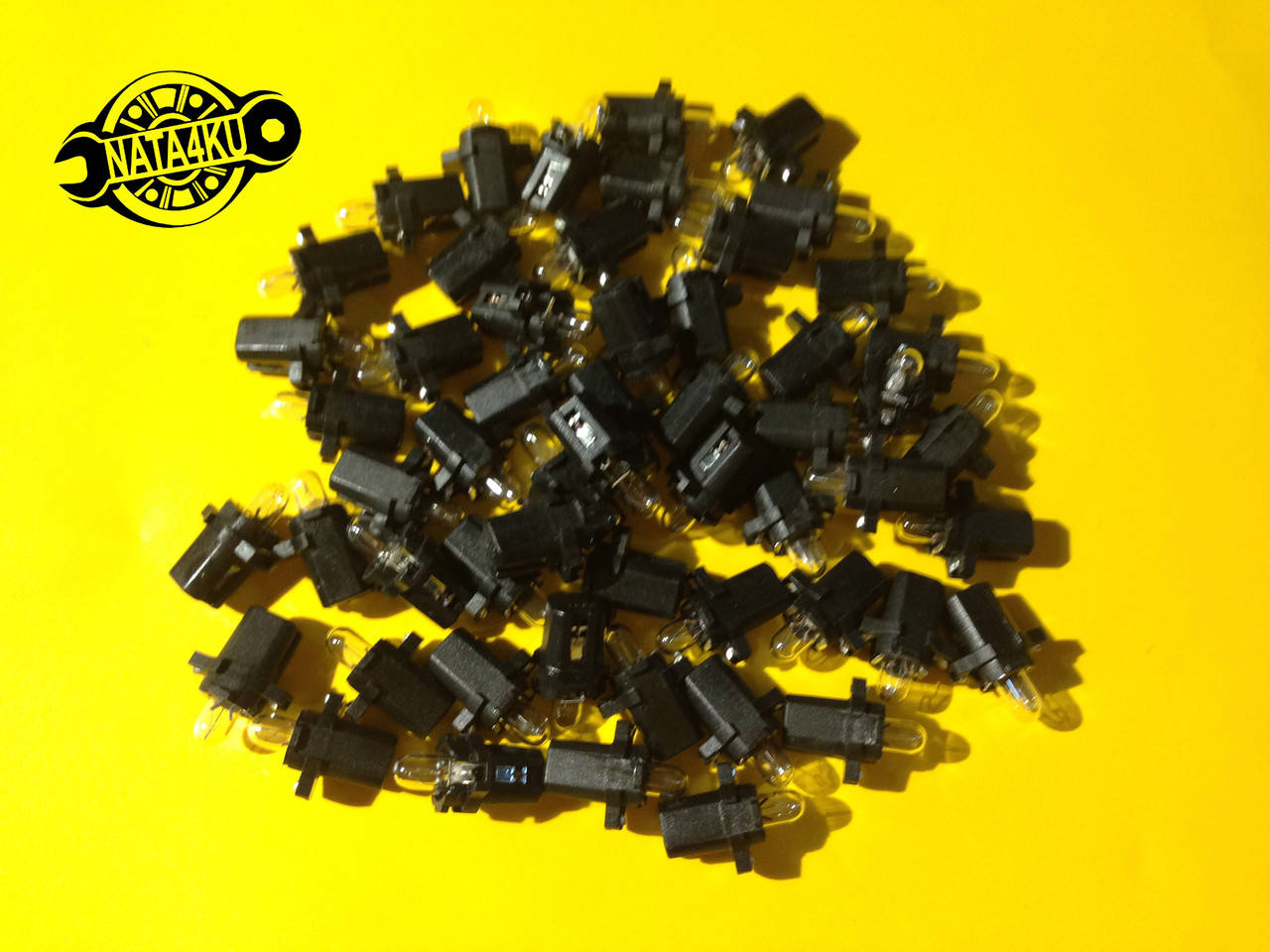 Лампа подсветки приборной панели Audi 80/90/100/a4 /a6/tt VW transporter/golf Seat 1986 - 2004 2352MFX6 Osram
Лампа подсветки приборной панели Audi 80/90/100/a4 /a6/tt VW transporter/golf Seat 1986 - 2004 2352MFX6 Osram