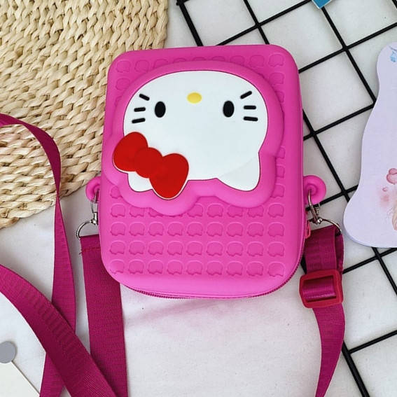 Силиконовая детская сумка через плечо Hello Kitty. Детский силиконовый органайзер 17*13*5 см
Силиконовая детская сумка через плечо Hello Kitty. Детский силиконовый органайзер 17*13*5 см