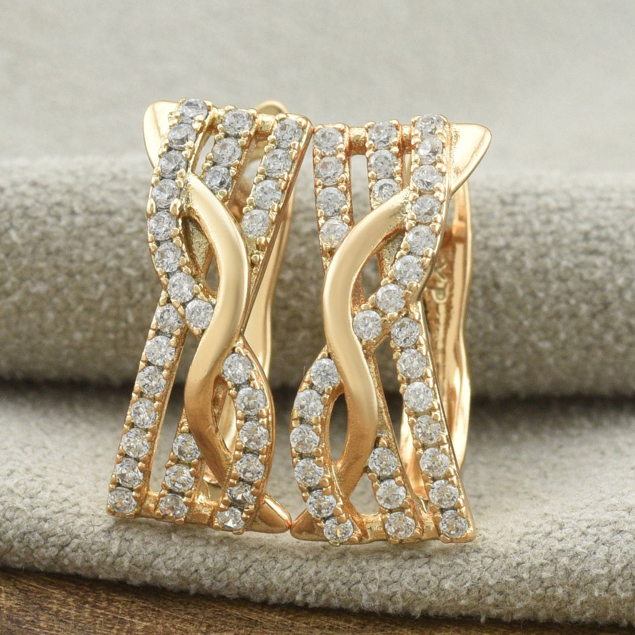 Серьги Xuping 31981 размер 16х7 мм белые фианиты вес 2.3 г позолота 18К
Серьги Xuping 31981 размер 16х7 мм белые фианиты вес 2.3 г позолота 18К