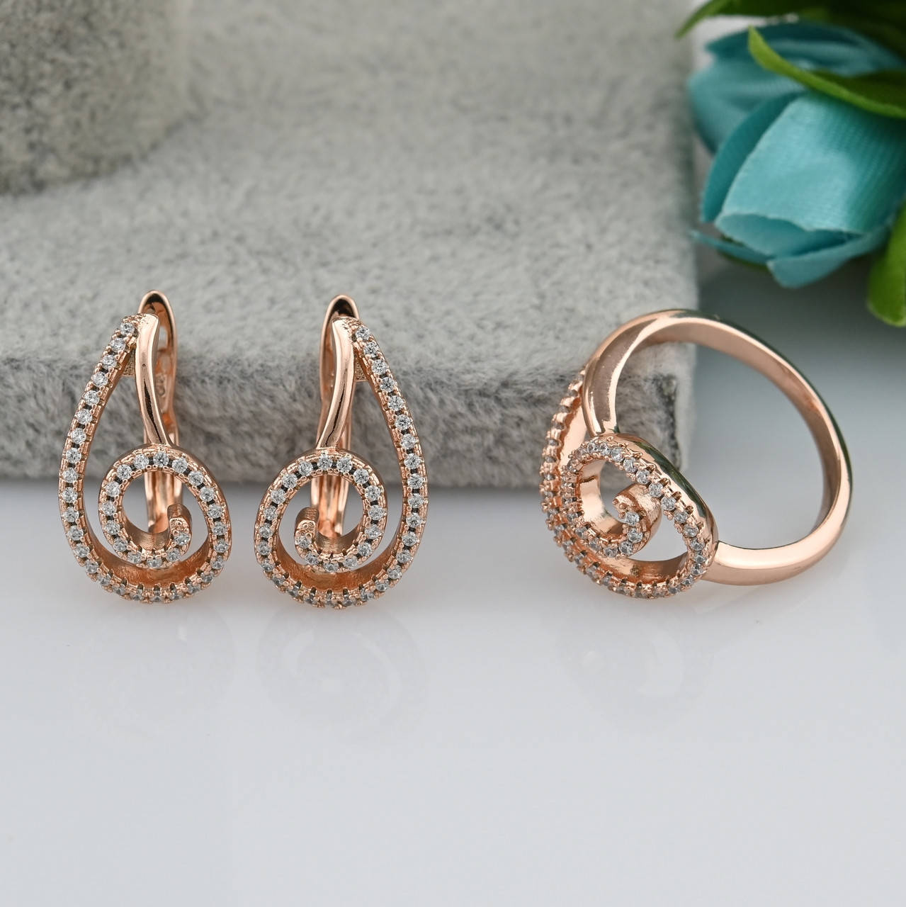 Набор Xuping 30390 кольцо + серьги 19х11 мм белые фианиты позолота РО размер 18