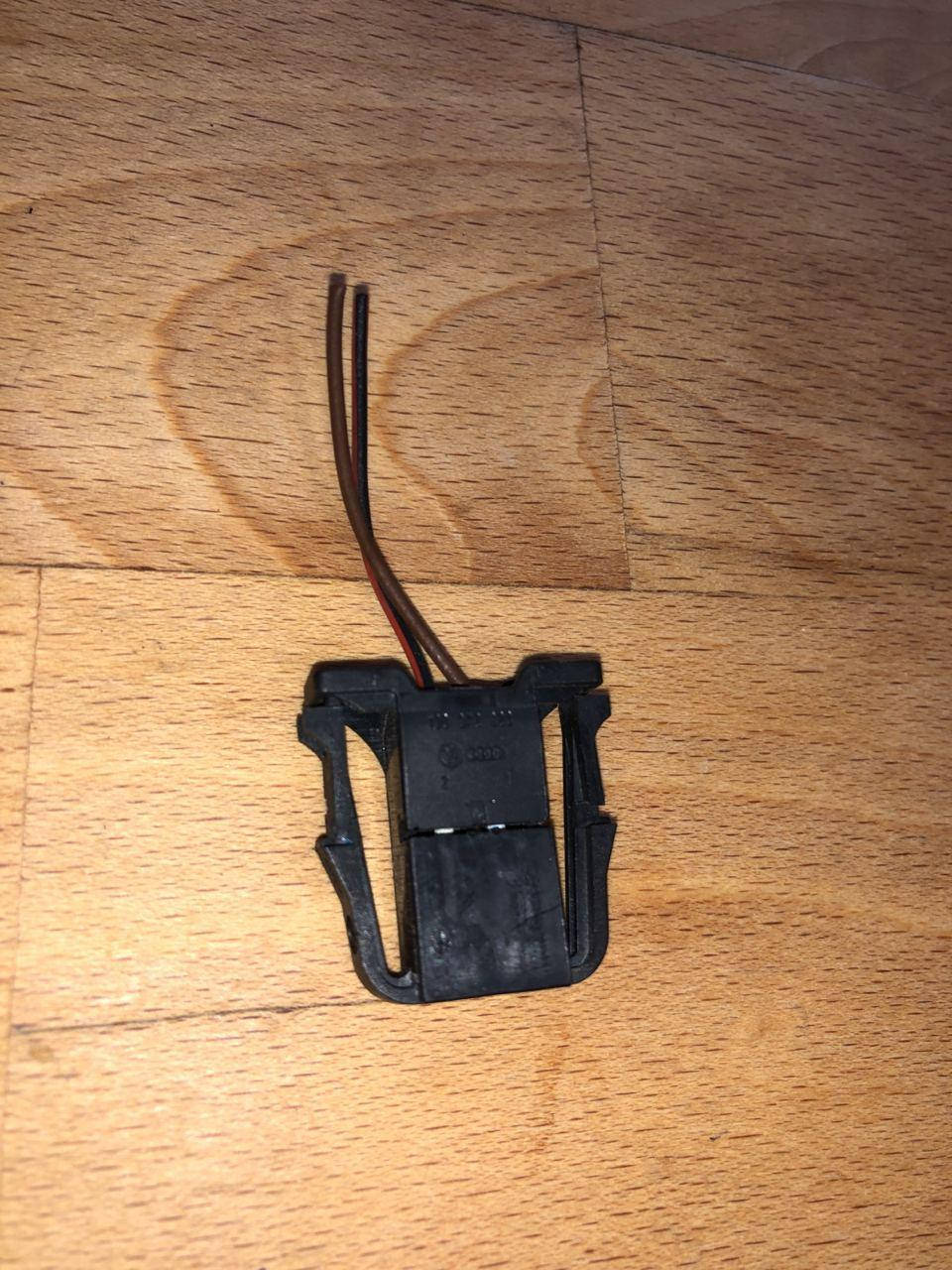 Разьем электрический корпус плоского 1J0972923 VAG VW Passat B6 Skoda Seat Audi запчасти б\у шрот
Разьем электрический корпус плоского 1J0972923 VAG VW Passat B6 Skoda Seat Audi запчасти б\у шрот