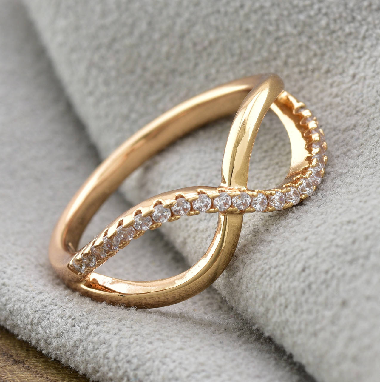 Кольцо Xuping 13838 ширина 7 мм фианит позолота 18К размер 21 
Кольцо Xuping 13838 ширина 7 мм фианит позолота 18К размер 21