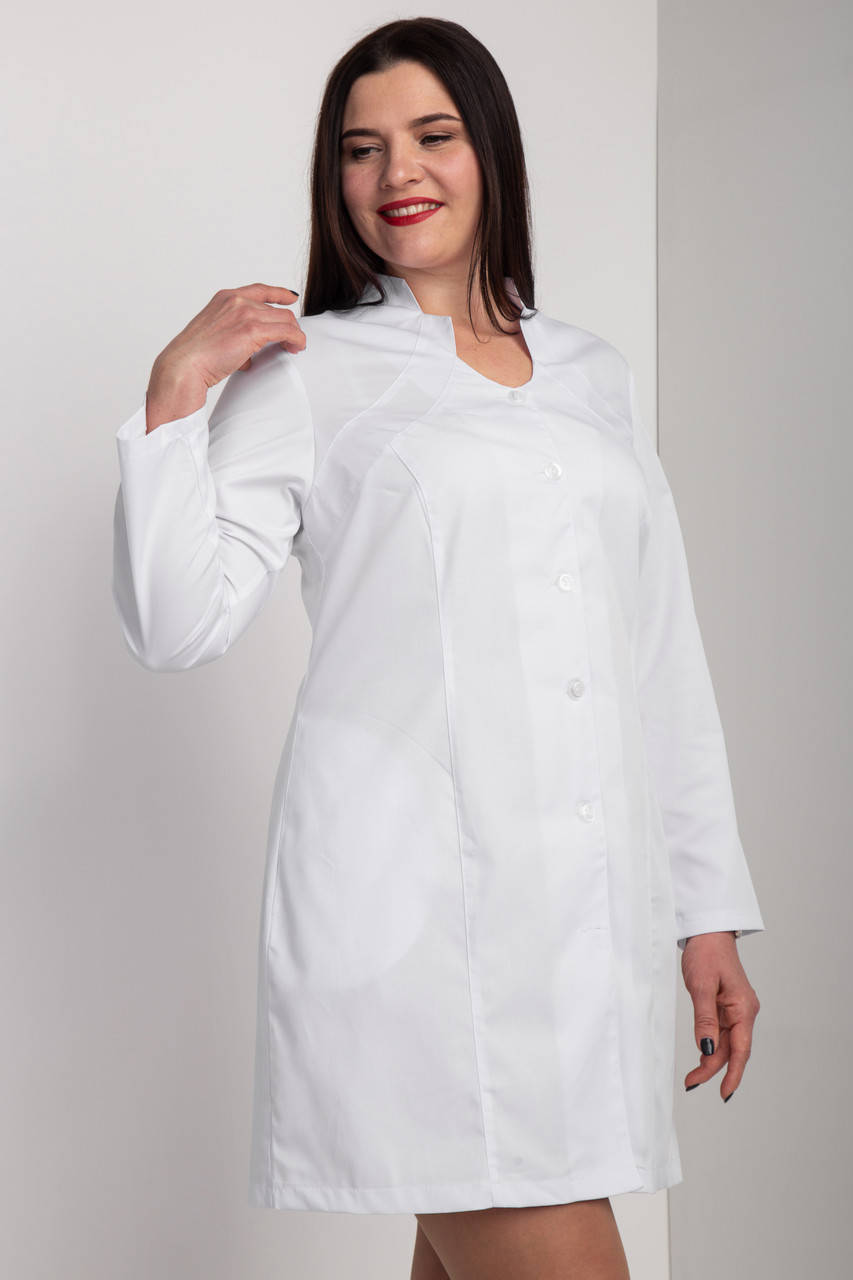 Женский медицинский халат на пуговицах белого цвета . Размеры 42-54, Белый 
Женский медицинский халат на пуговицах белого цвета . Размеры 42-54, Белый