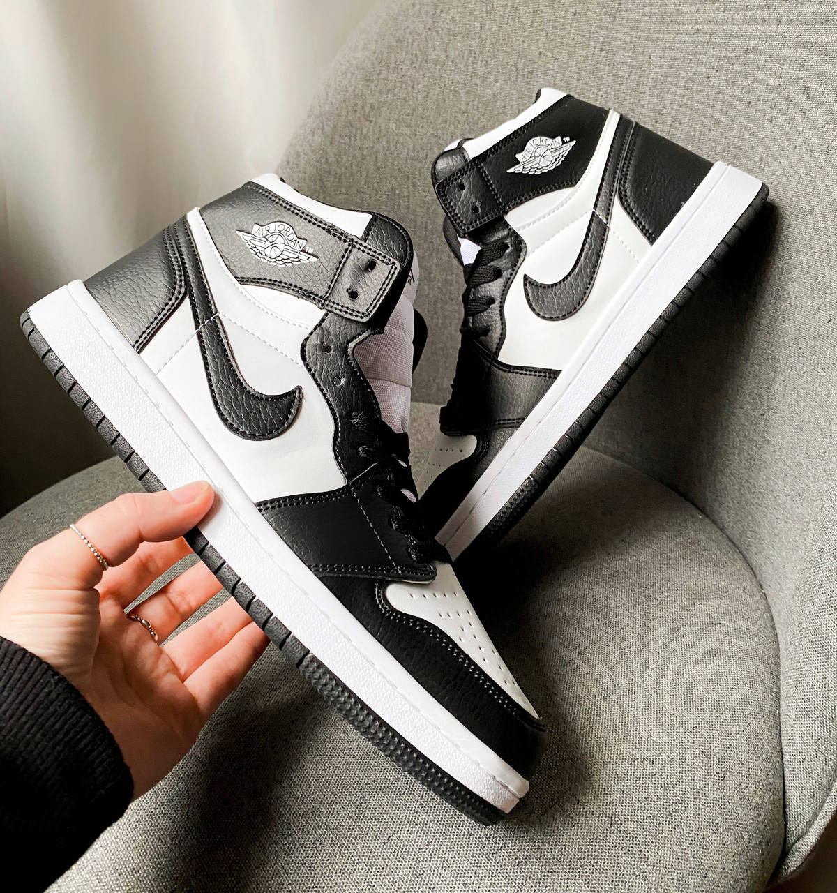 Кроссовки кожаные мужские Air Jordan Retro High White Black Найк аир Джордан черные, Черно-белый
Кроссовки кожаные мужские Air Jordan Retro High White Black Найк аир Джордан черные, Черно-белый