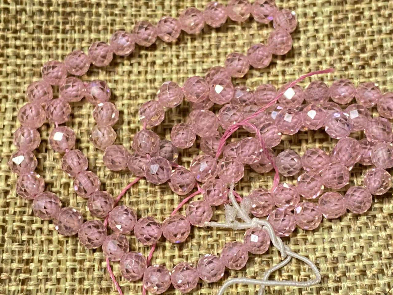 Бусины Циркон розовый на нитке граненный шарик d-4мм L-438см
Бусины Циркон розовый на нитке граненный шарик d-4мм L-438см