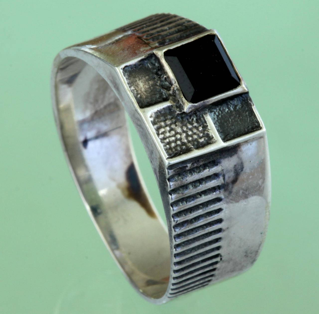 Срібний перстень з оніксом
Срібний перстень з оніксом