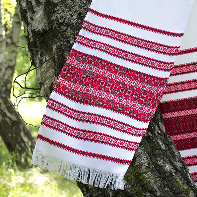 Свадебный вышитый рушник под ноги 170 см. 
Свадебный вышитый рушник под ноги 170 см.