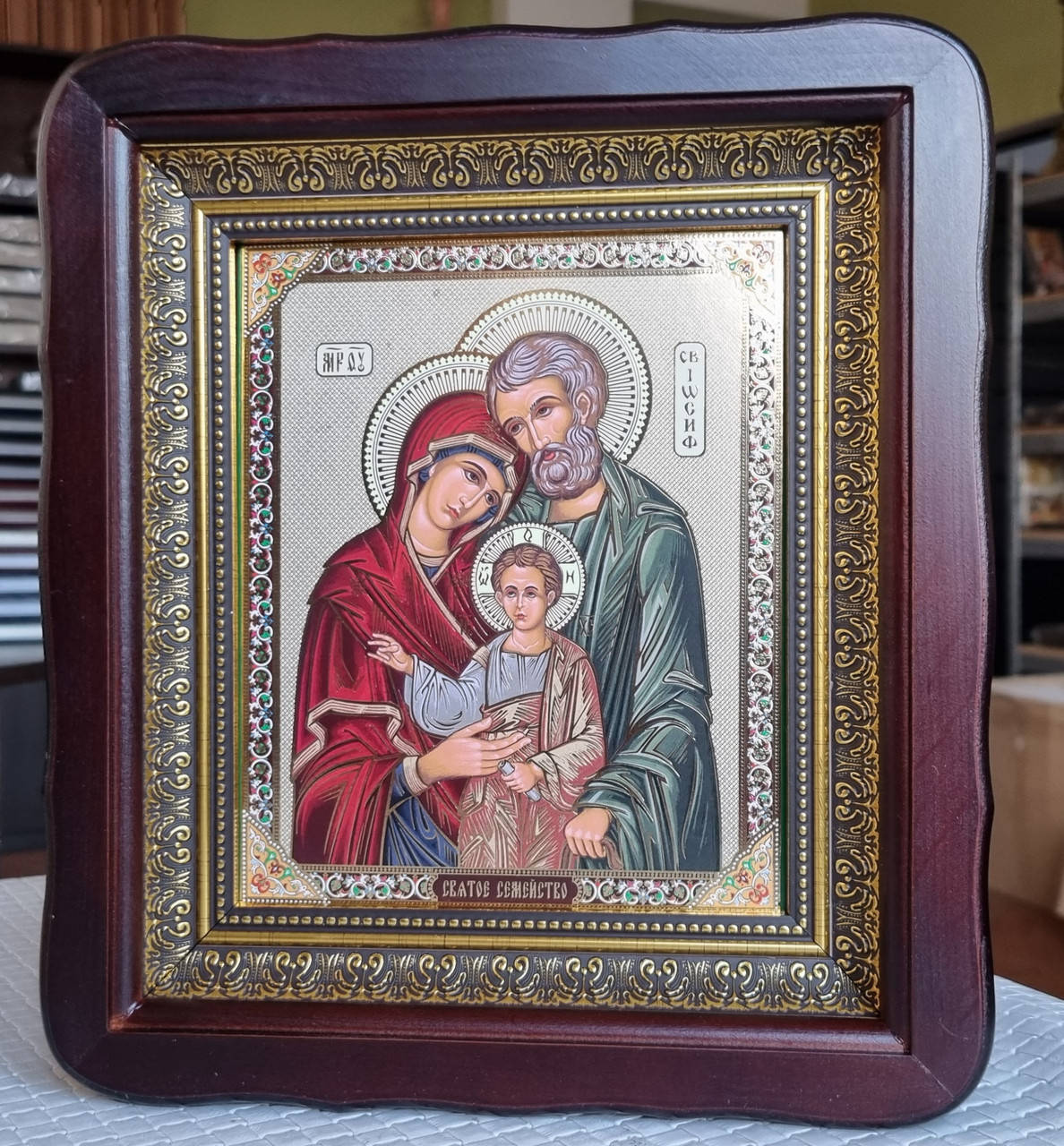 Икона Святое Семейство в фигурном киоте, размер 23*26, размер литографии 15*18, ассортимент 
Икона Святое Семейство в фигурном киоте, размер 23*26, размер литографии 15*18, ассортимент