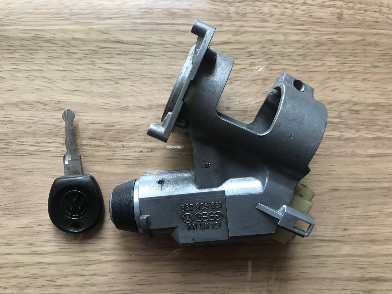 Замок зажигания Volkswagen Golf , Passat , Polo , Jetta , Seat , Audi 357 905 851 ( SWF 290 596 KLS 92 )
Замок зажигания Volkswagen Golf , Passat , Polo , Jetta , Seat , Audi 357 905 851 ( SWF 290 596 KLS 92 )