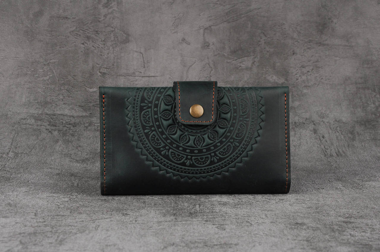 Кожаный зеленый кошелек ручной работы с тисненым орнаментом "Мандала", Зелёный
Кожаный зеленый кошелек ручной работы с тисненым орнаментом "Мандала", Зелёный